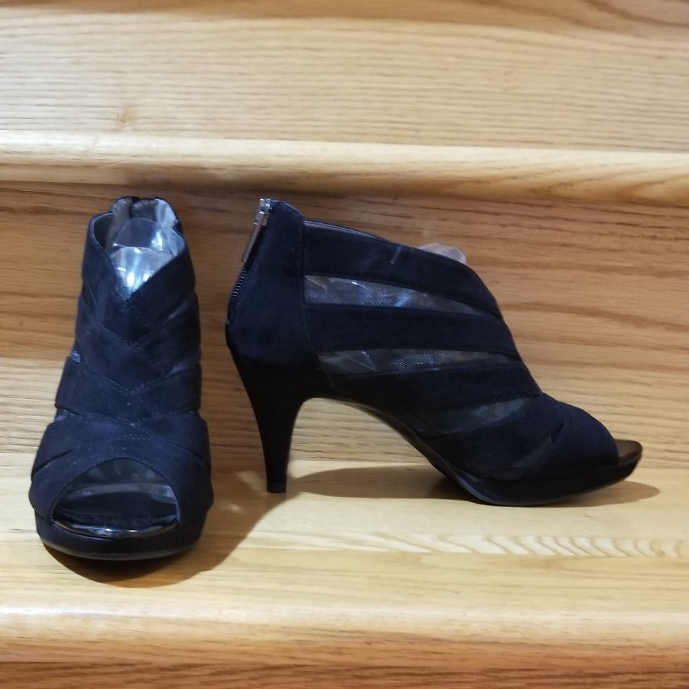 Black dress shoes